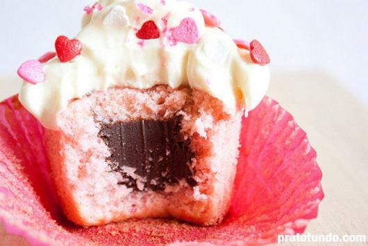 Cupcake de Baunilha recheio de morango