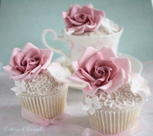 Cupcake para Casamento com decoração rosa e branca