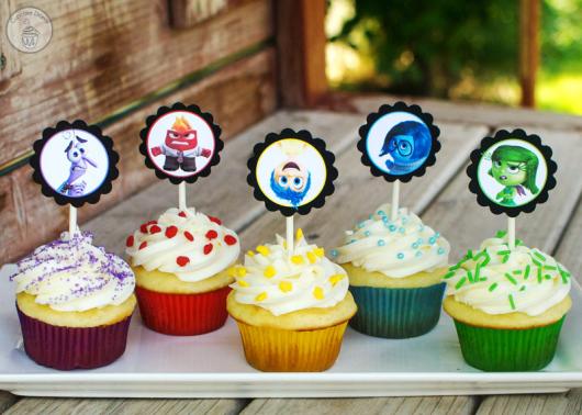 Cupcakes Decorados com topper Divertida Mente