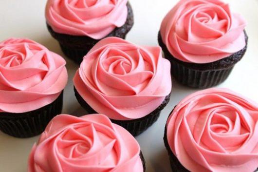 Cupcakes Decorados com rosa de chantilly