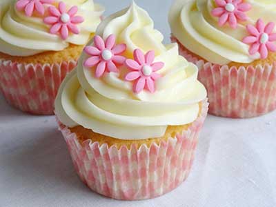 Cupcakes Decorados com mini flores rosas