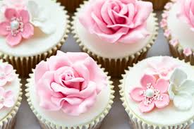 Cupcakes Decorados com rosas de pasta americana