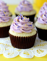 Cupcakes Decorados com chantilly lilás