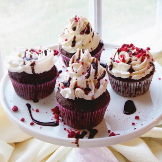 Cupcakes Decorados com chantilly e calda