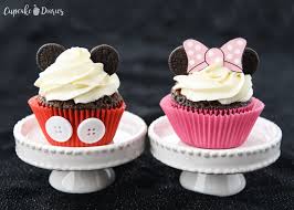 Cupcakes Decorados do Mickey com aplique de botões no wrapper