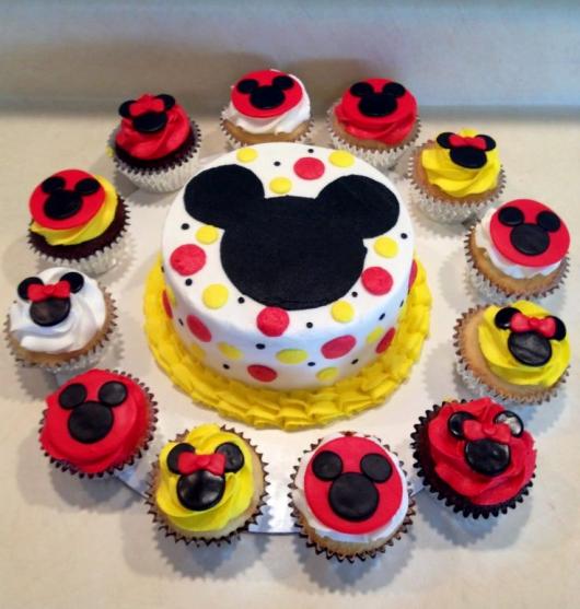 Cupcakes Decorados do Mickey amarelo, vermelho, preto e branco