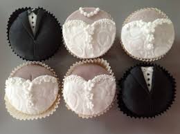 Cupcakes Decorados para noivado aplique de pasta americana na forma de roupa de noiva e noivo