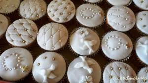 Cupcakes Decorados para batizado com aplique de pombinha