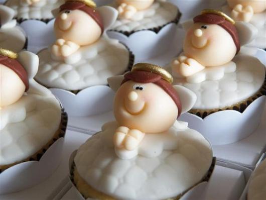 Cupcakes Decorados para batizado com aplique de anjinho de pasta americana