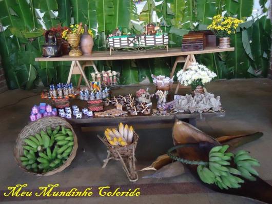 Decoração Festa Junina com cestos e folhas de banana