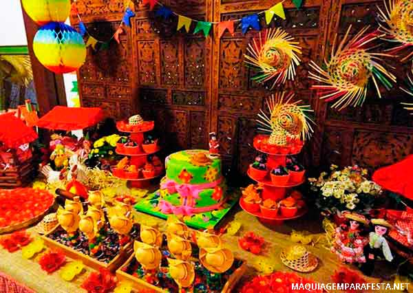 Decoração Festa Junina com chapéus coloridos