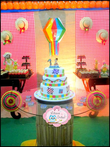 Decoração Festa Junina com painel xadrex e chapéus de palha