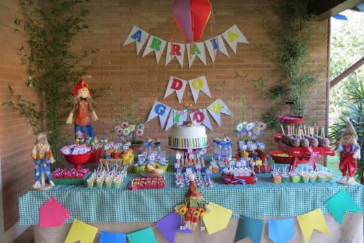 Decoração Festa Junina mesa com toalha xadrez