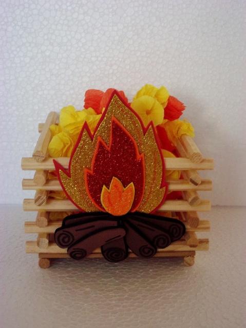 Decoração Festa Junina  centro de mesa de palito com aplique de fogueira de EVA