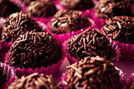 Doces para Casamento simples brigadeiro com chocolate granulado
