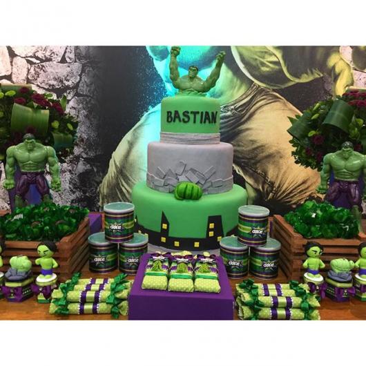 Festa do Hulk decoração com painel personalizado e mesa principal rústica