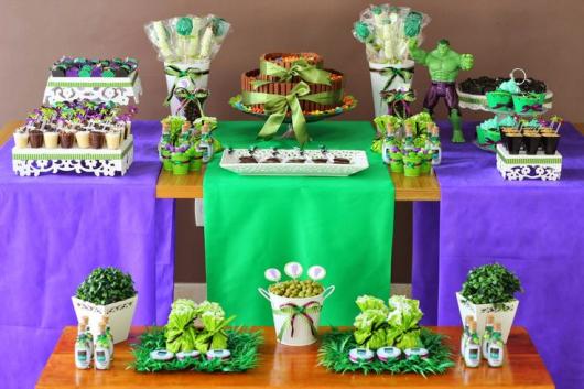 Festa do Hulk decoração simples com mesa decorada com TNT verde e roxo