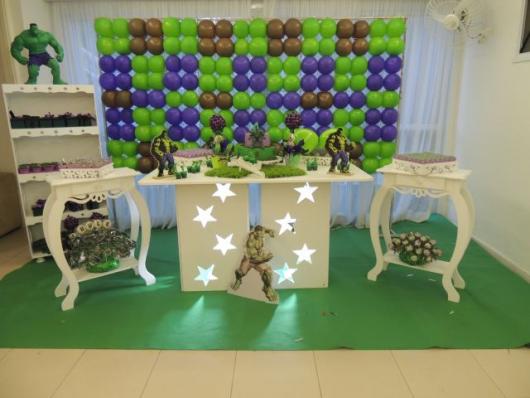Festa do Hulk decoração provençal com painel de bexigas
