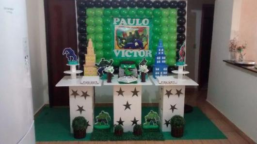 Festa do Hulk decoração provençal com painel impresso com o nome do aniversariante