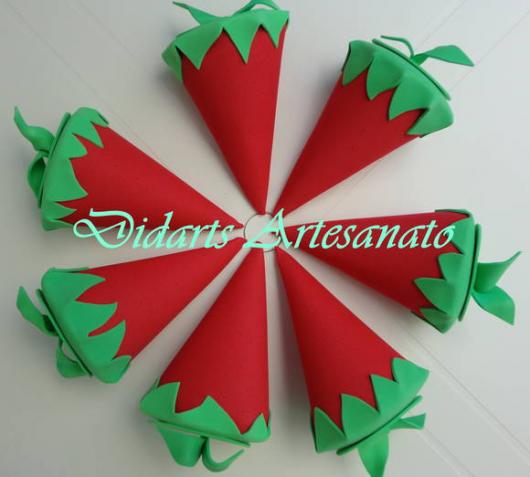 Lembrancinha da Moranguinho em EVA cone