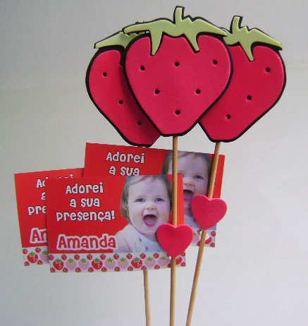Lembrancinha da Moranguinho em EVA palito com aplique de morango