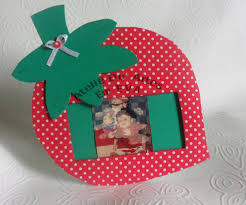 Lembrancinha da Moranguinho em EVA porta retrato no formato de morango