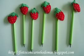 Lembrancinha da Moranguinho em feltro ponteira de lápis no formato de moranguinho