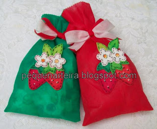 Lembrancinha da Moranguinho saquinho surpresa de TNT