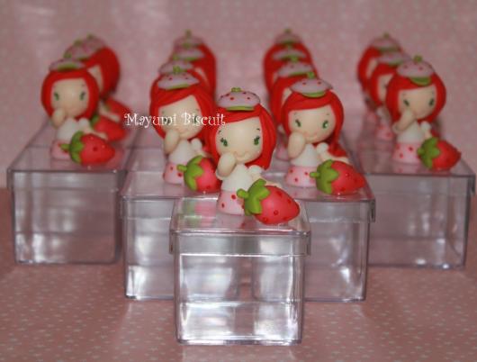 Lembrancinha da Moranguinho caixinha de acrílico com aplique da moranguinho baby em biscuit