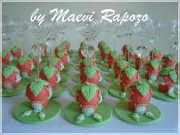 Lembrancinha da Moranguinho porta bilhete no formato de morango em biscuit