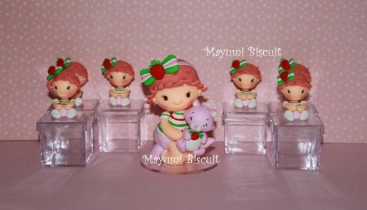 Lembrancinha da Moranguinho caixinha com moranguinho e gatinho em biscuit