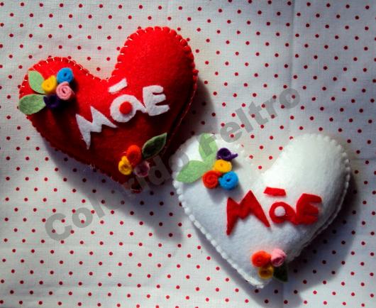 Lembrancinha Dia das Mães em feltro chaveiro coração escrito mãe