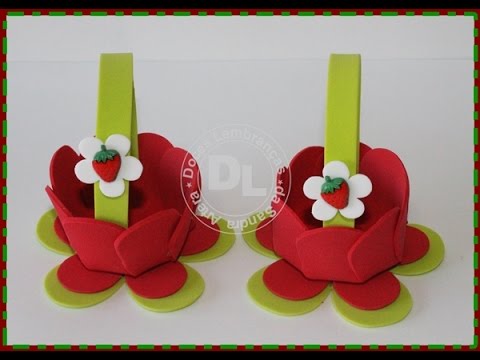 Lembrancinha Dia das Mães em EVA cestinha porta morango coberto com chocolate