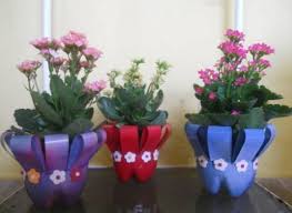 Lembrancinha Dia das Mães com garrafa pet arranjo de flores