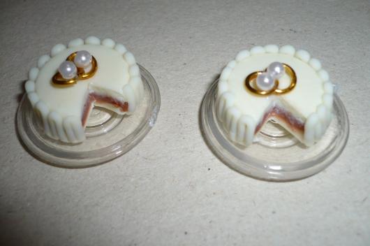 lembrancinhas de casamento de biscuit bolo com alianças