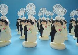 casal porta recado em lembrancinhas de casamento de biscuit