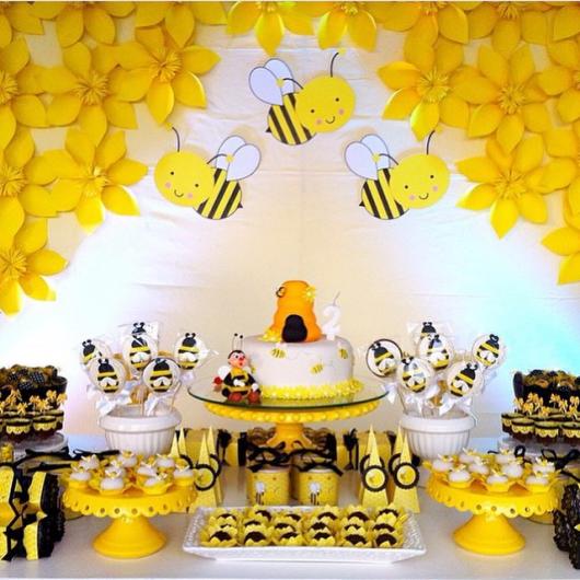 Mesversário decoração com apliques de papel