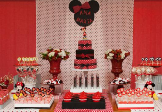 Mesversário decoração da Minnie com painel de tecido