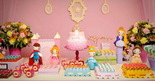 Mesversário decoração das Princesas com painel de tecido e apliques de MDF