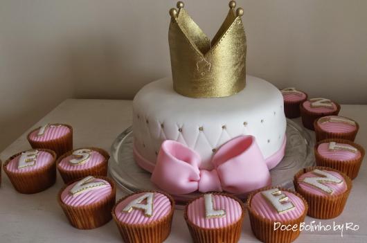 Mesversário decoração das Princesas simples com bolo e cupcakes personalizados