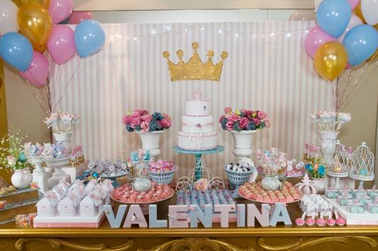 Mesversário decoração das Princesas com balões rosas e azuis