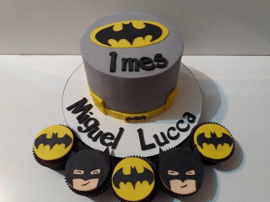 Mesversário decoração do Batman com bolo e cupcakes personalizados