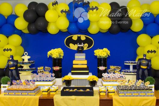 Mesversário decoração do Batman com balões e docinhos decorados com toppers