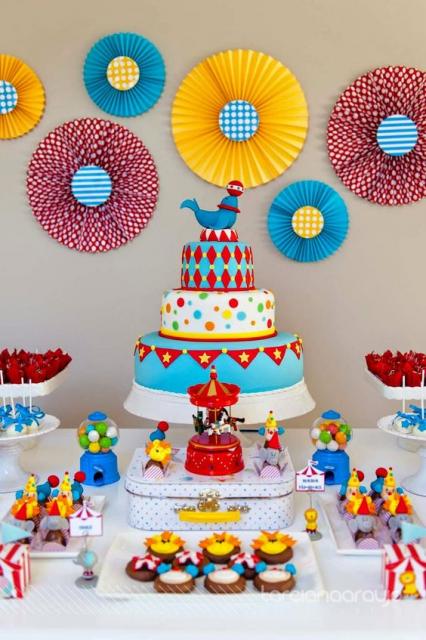 Mesversário decoração do Circo com flores de papel