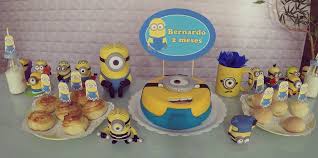 Mesversário decoração dos Minnions com bolo decorado e bonecos