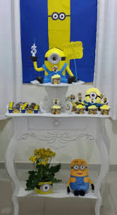 Mesversário decoração dos Minnions com bonecos e painel de papel personalizado