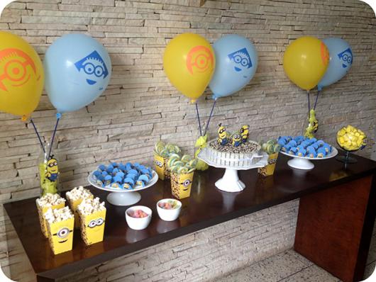Mesversário decoração dos Minnions com kit festa e balões com desenho dos personagens