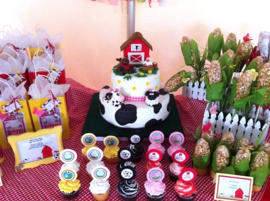Mesversário decoração Fazendinha com bolo fake e lembrancinhas no formato de milho