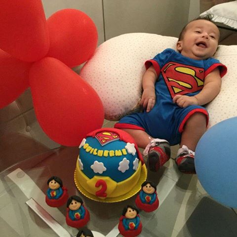 Mesversário decoração Super Homem com bolo e cupcake