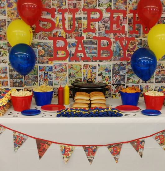 Mesversário decoração Super Homem com painel de papel estilo quadrinhos